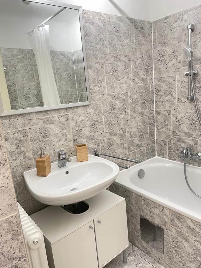 Cosy Apartment Near Schoenbrunn & Meidlinger Market Виена Екстериор снимка